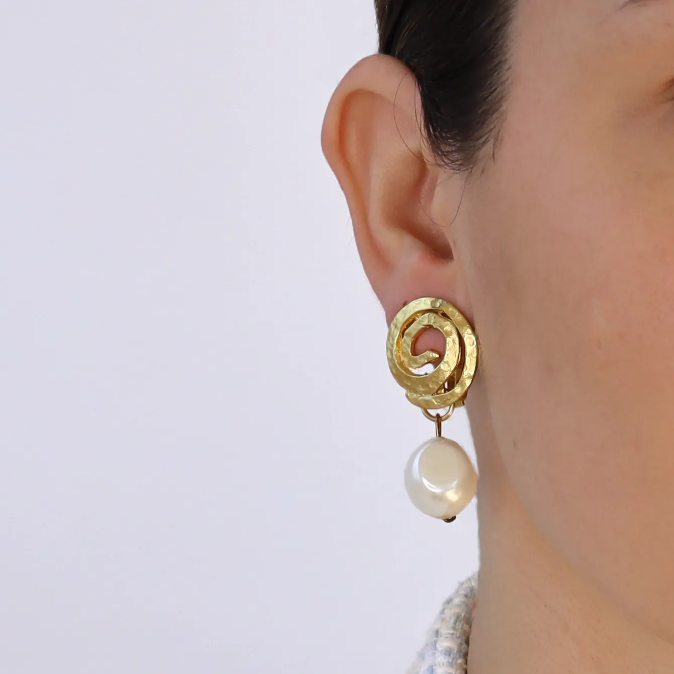 Circular clip-on earrings with pearl drop