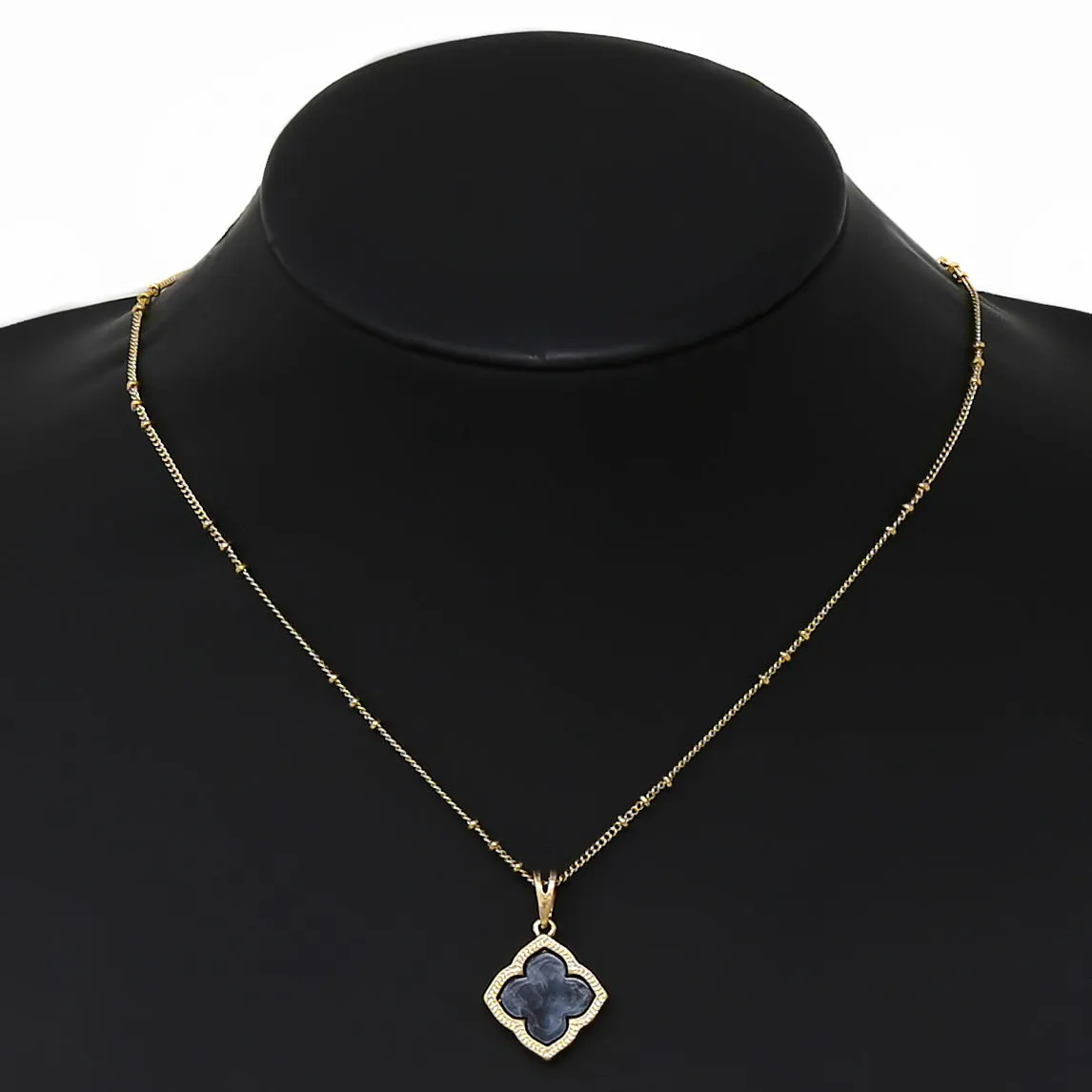 Clover Shape Acetate Pendant Short Chain Necklace