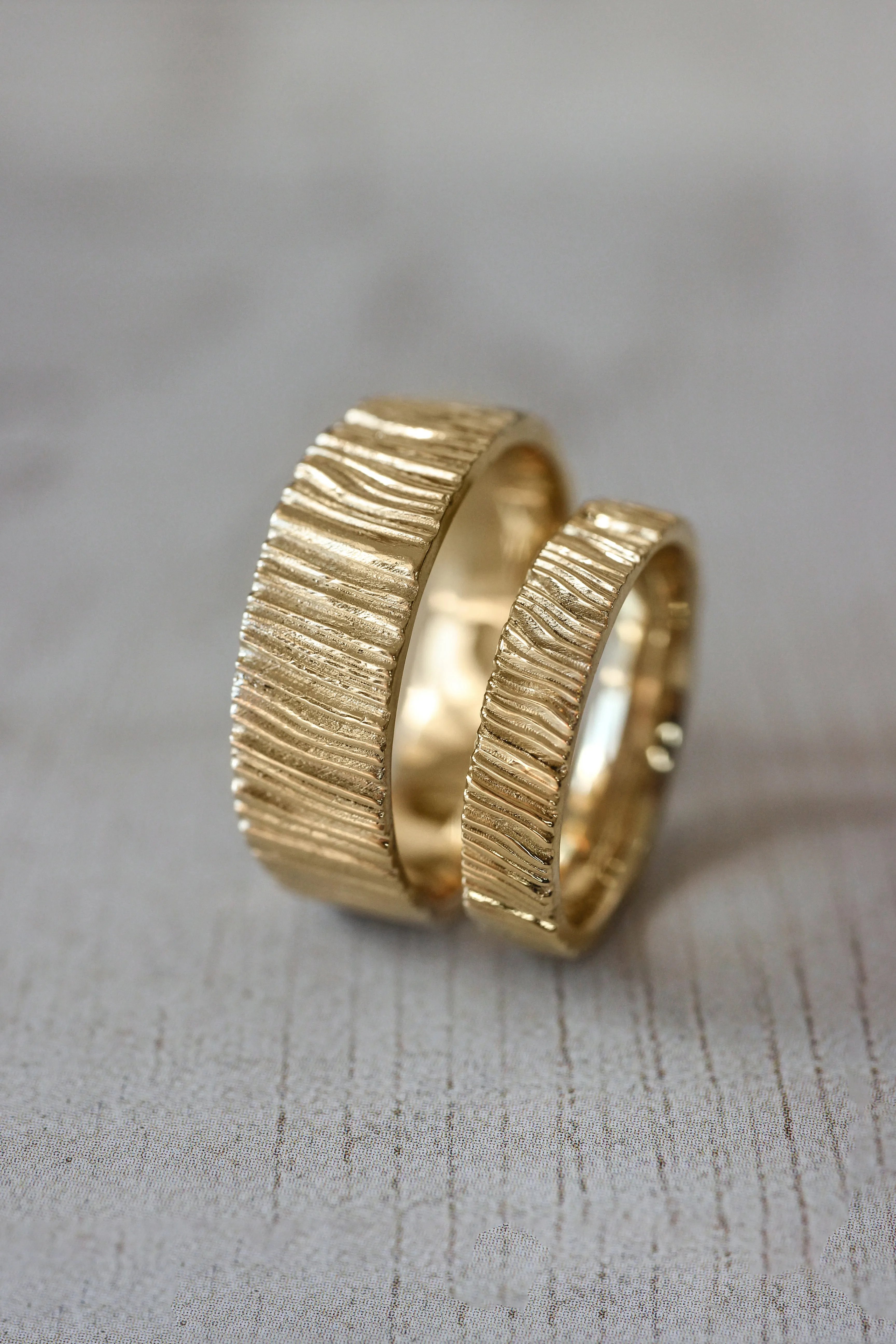 READY TO SHIP: Wood textured wedding band in 14K yellow gold, 4 mm, RING SIZE 5.5 US