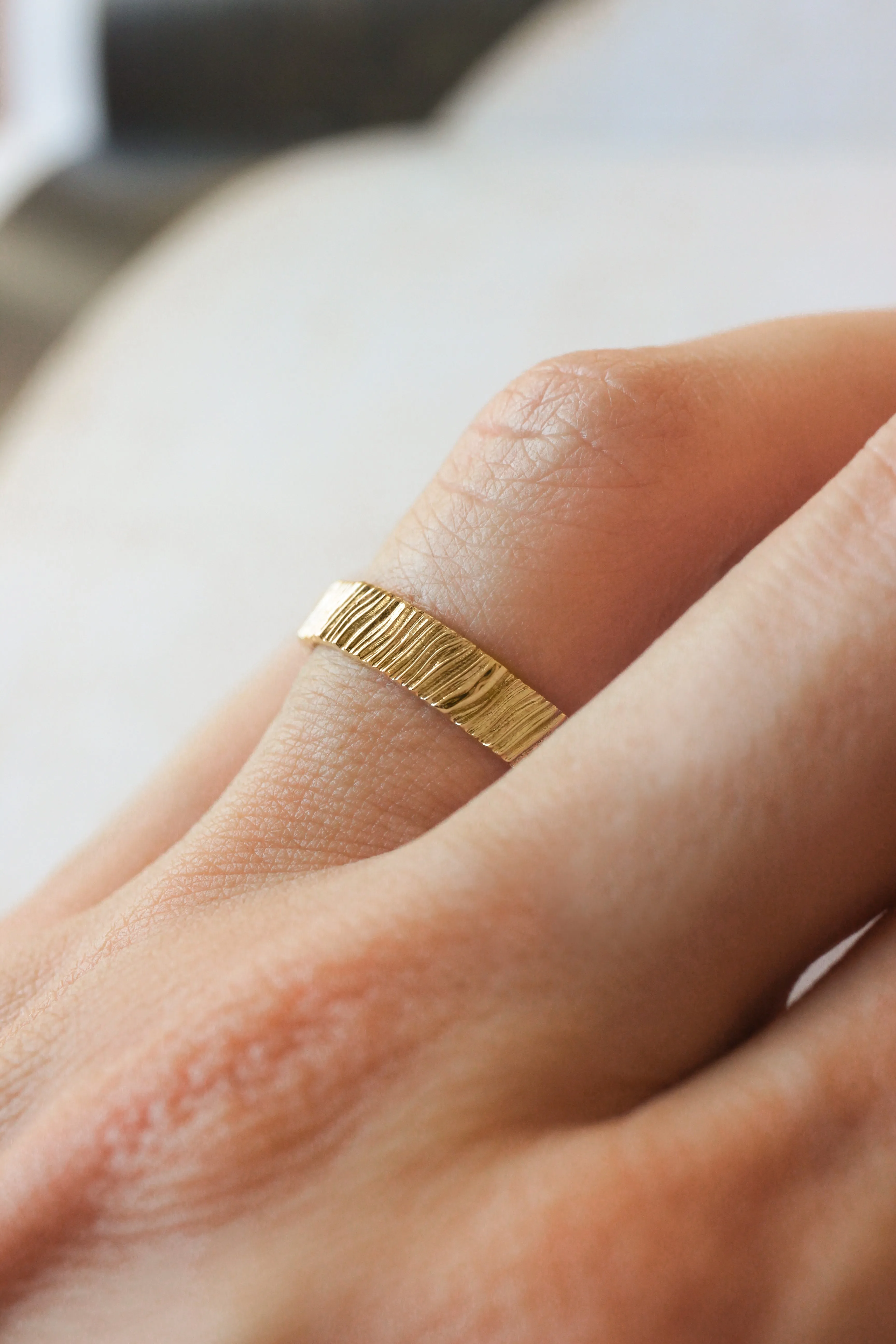 READY TO SHIP: Wood textured wedding band in 14K yellow gold, 4 mm, RING SIZE 5.5 US